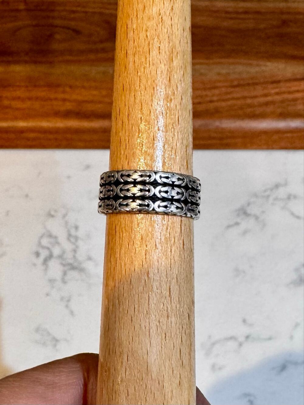 Sterling silver 925 band ring w/an oxidized Byzantine chain pattern unisex Y2K